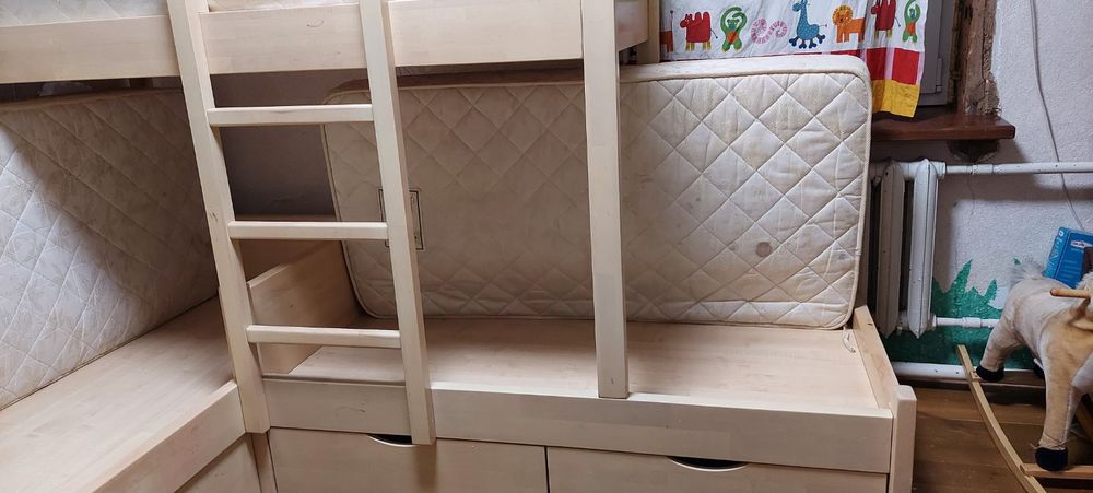 Кровать двохярусну, тримісну, дерев'яну.