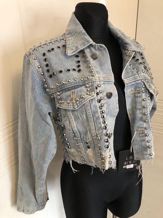 Krotka dzinsowa kurteczka z ćwiekami