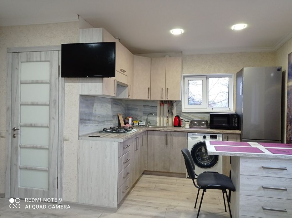 Сучасна квартира студія подобово