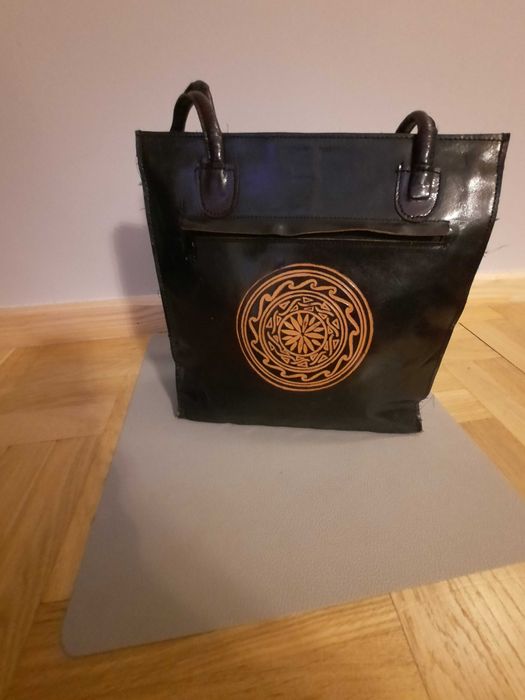 Czarna torebka z wzorem Mandala