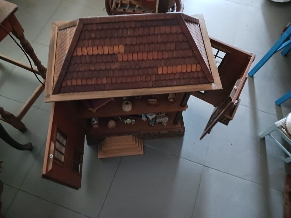 Casa de bonecas Suiça com miniaturas originais