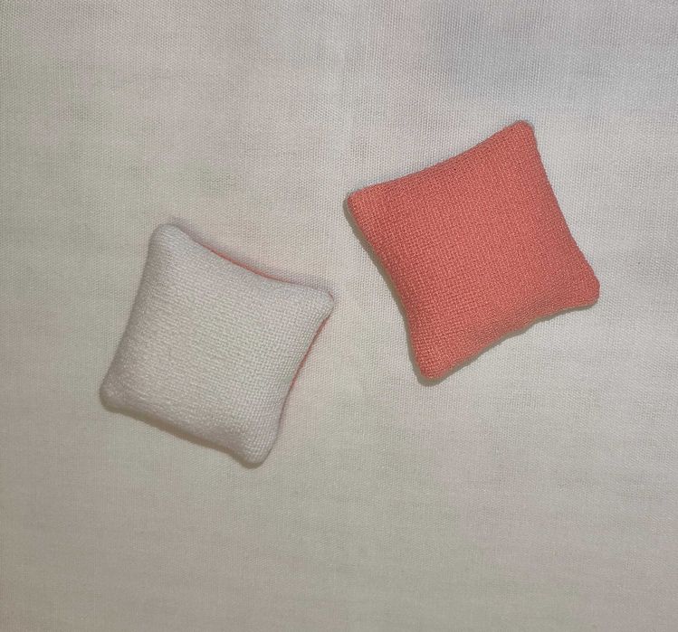 Poduszka Mini dla Lalek Dekoracyjna Dwukolorowa4,5x4,5cm Handmade 2szt