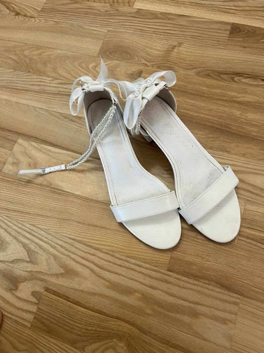 Białe sandałki 39 na słupku
