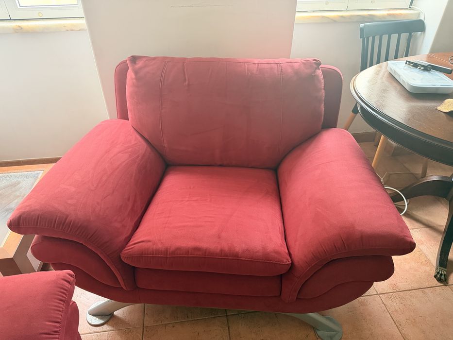 Conjunto sofá e cadeirão em excelente estado