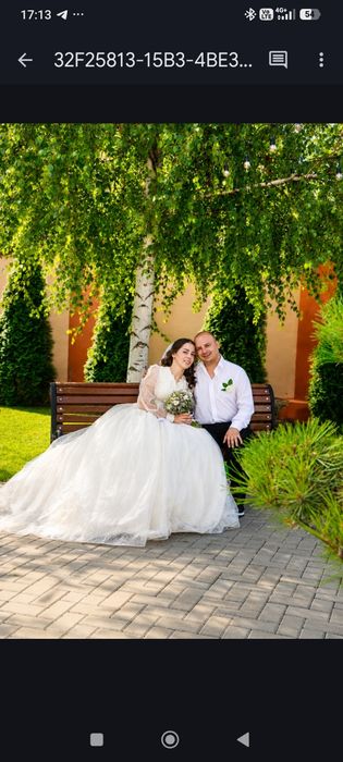 Весільна сукня зі шлейфом