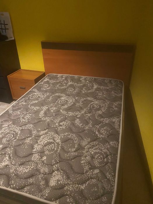 Cama com colchão semi novo + mesinha de cabeceira