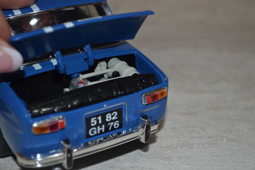 машинка колекційна solido renault 1/18