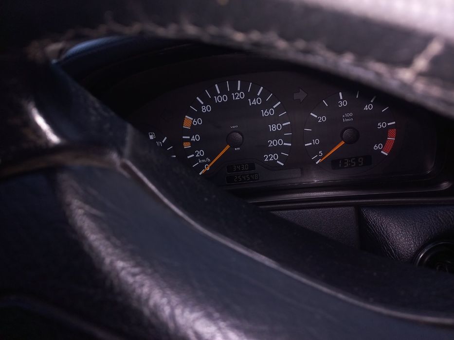 Mercedes-Benz E 210 2.0D