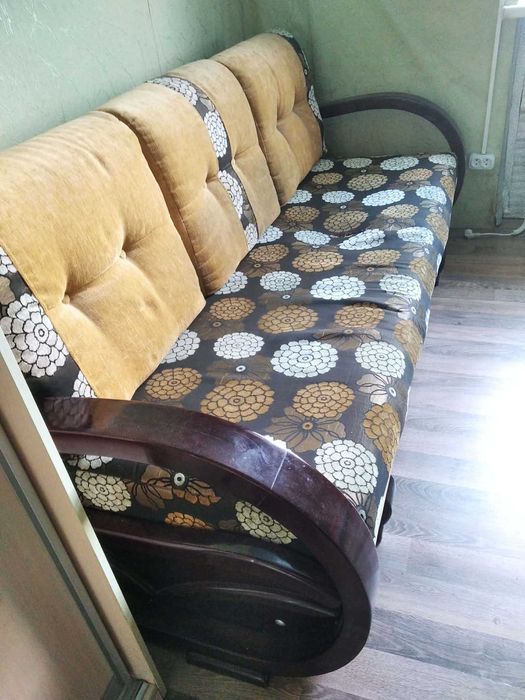 Диван коричневий