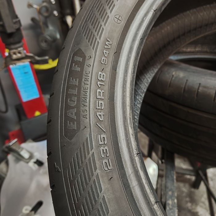 235/45/18 Sprzedam parę opon letnich Goodyear