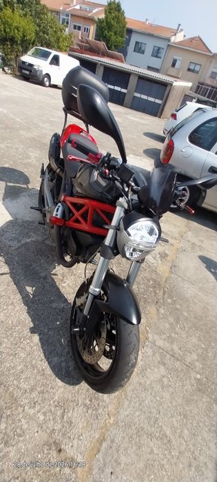Ducati Monster com muitos extras