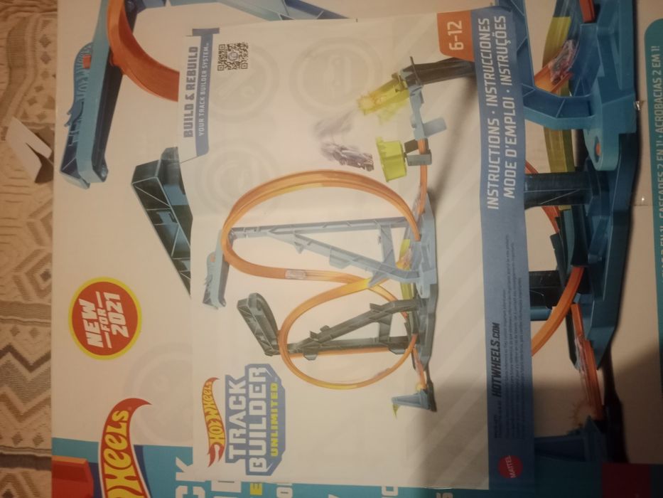 Великий трек HotWheels з двома машинками друга у подарунок
