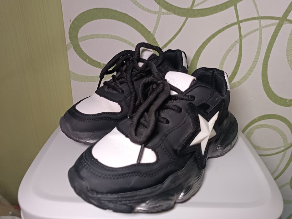 Кросівки для дівчинки 35 розміру, по устілці 21,5см