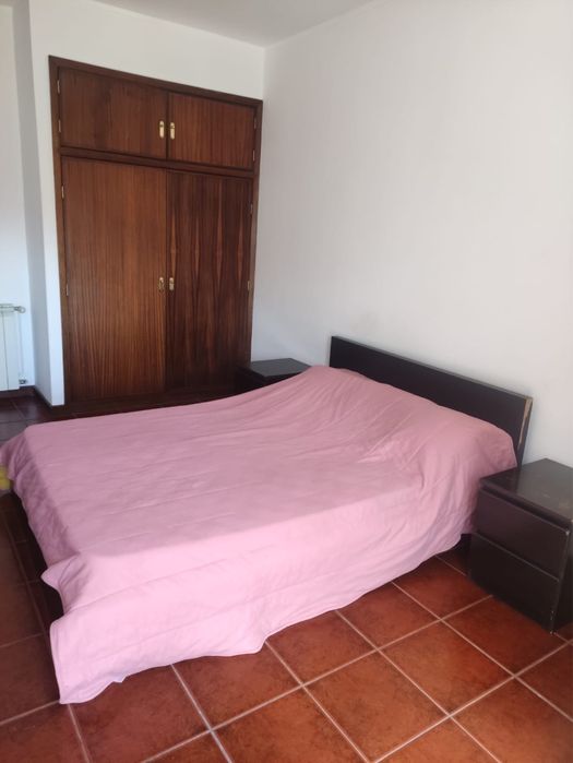 Quarto mobiliado, invidual com varanda. Despesas inclusas, contrato e recibo.