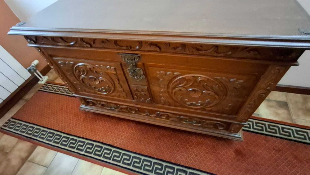 Arca em madeira maciça