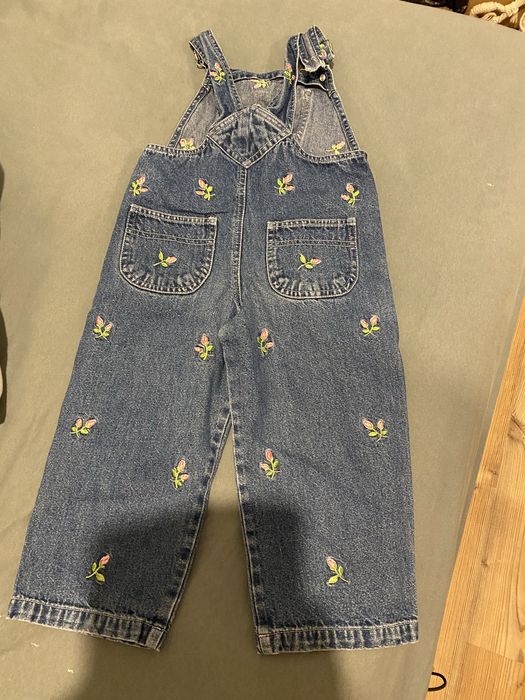 Jeansowe ogrodniczki w kwiatki 110