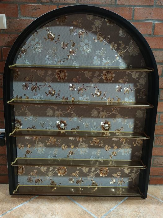 Móvel expositor em madeira