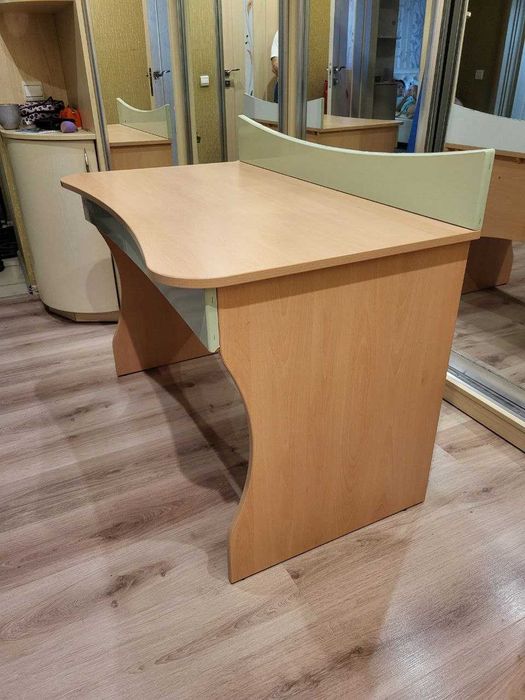 Продам 2 письменных  стола