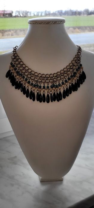 Złota kolia z kolorowymi akcentami