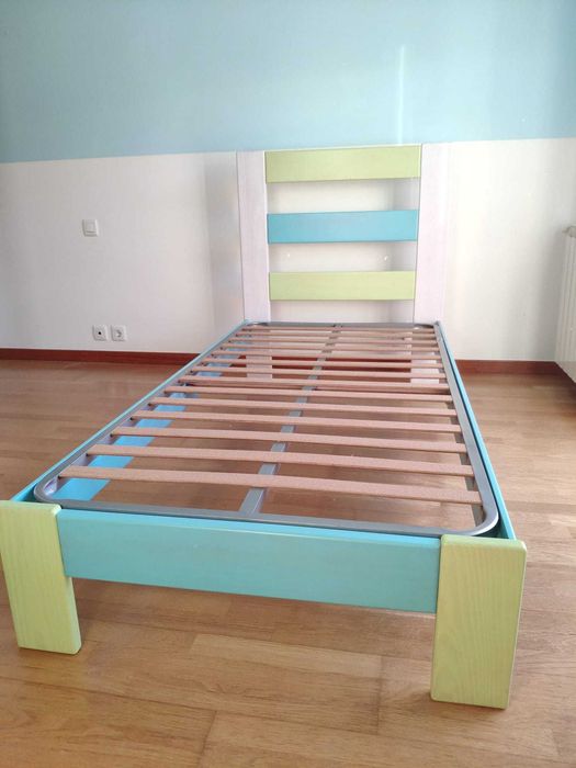 Cama de solteiro em madeira maciça