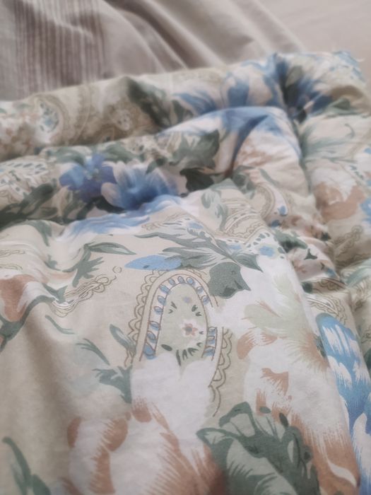 Продам  пір'єво - пухову ковдру та  подушки.