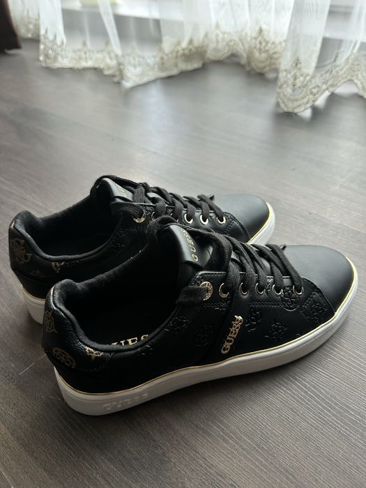 Продам снікерси GUESS