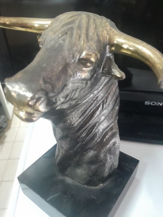 Busto de touro em bronze 100€