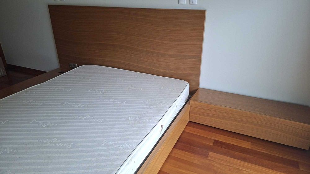 Quarto estilo tatami — cama, mesas integradas e arrumação lateral