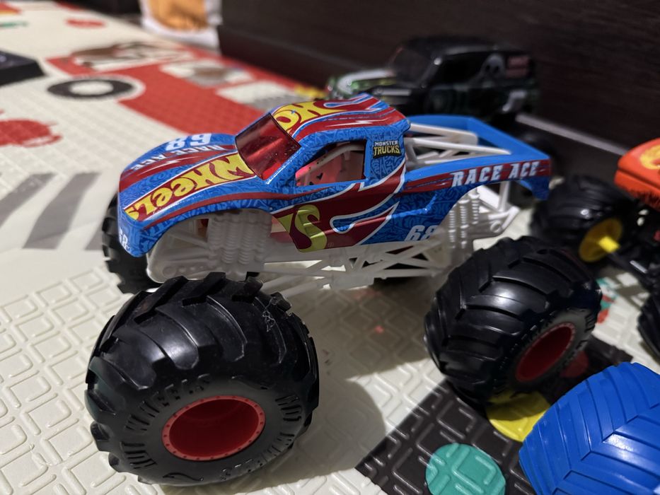 Monster Jam 1:24 Eltoro loco,Grave digger,Megalodon,Race ace Hotwheels