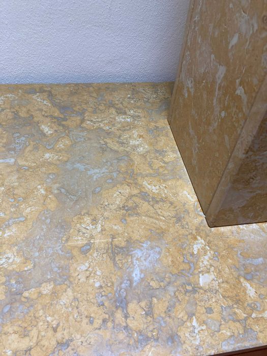 Móvel de pedra, madeira e vidro