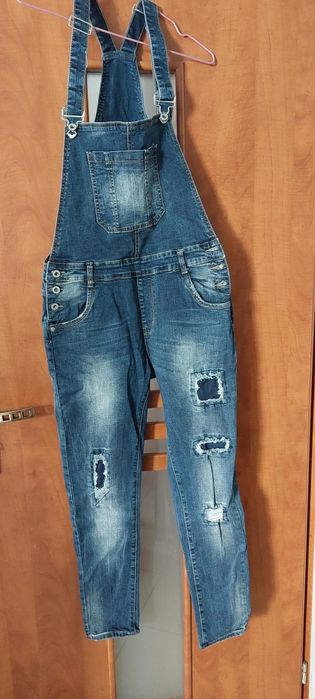 Spodnie. Paczka ubrań spodnie i bluzki