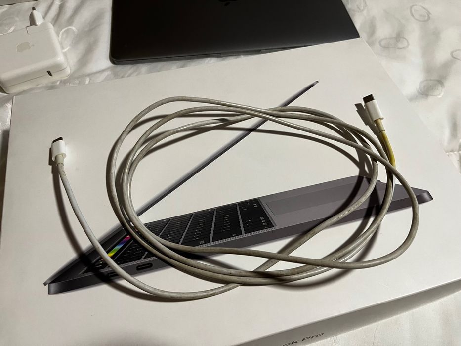 Macbook Pro (2019) 13,3" Cinza i5 16GB RAM 256GB SSD TouchBar