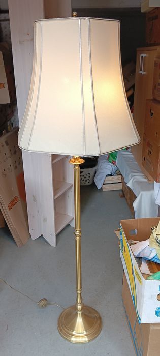Lampa stojąca mosiężna z abażurem