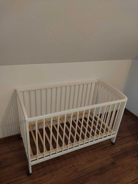 Białe proste ŁÓŻECZKO drewniane regulowane 60x120 na kółkach JAK NOWE