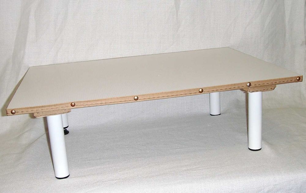 Столик переносной низкий для еды и игры сидя на полу