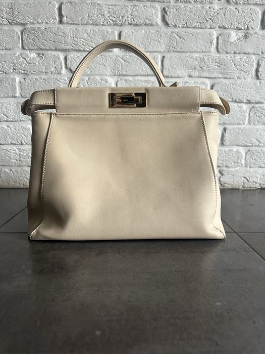 Стильна жіноча сумочка Fendi в елегантному кольорі