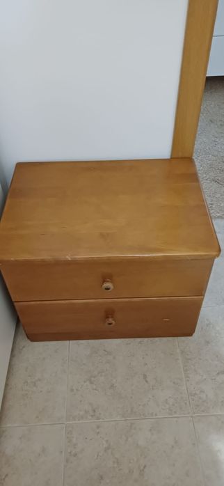 Mesa de cabeceira em pinho mel maciço