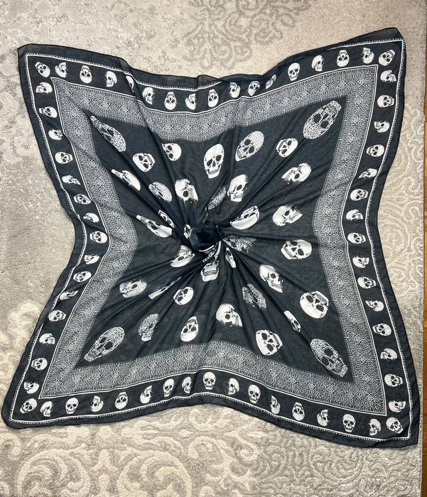 Chusta Alexander McQueen Czaszki Skulls