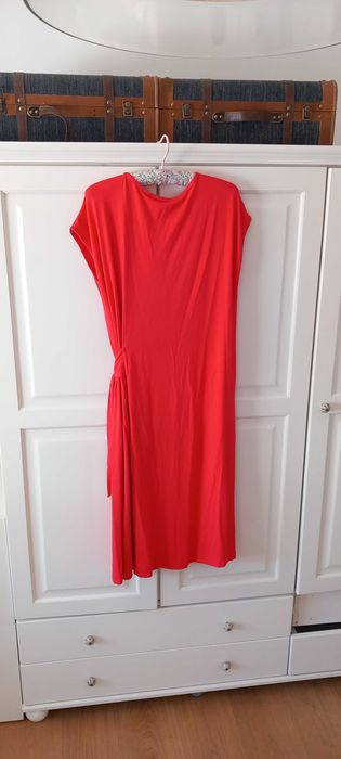 Maxi vestido com ombros descaidos e nó lateral M muito bom