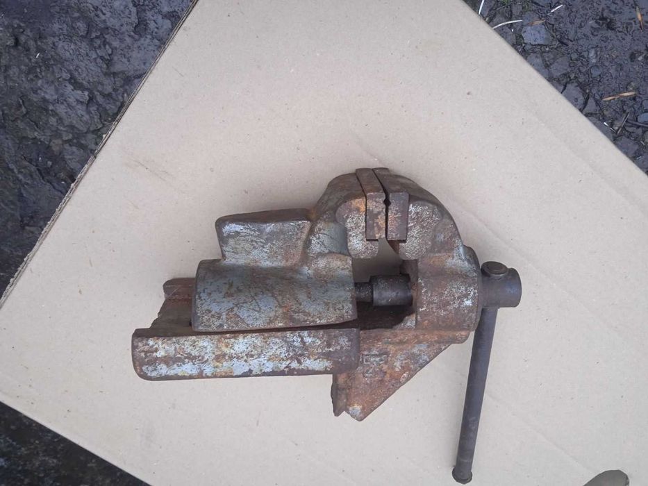 Продам слесарнi тиски(губки 80мм)