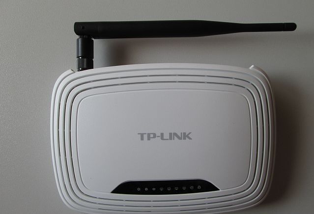 Wi-Fi роутер TP-LINK TL-WR741ND с блоком питания.