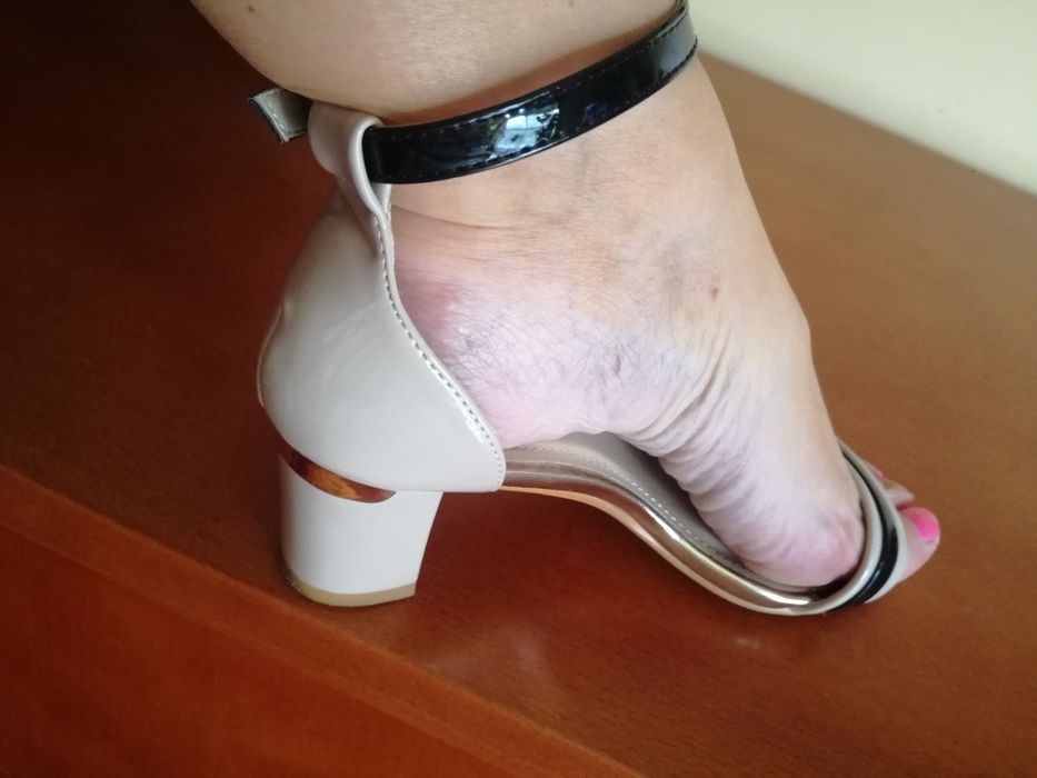 Sandálias da Seaside , beje e preta em verniz