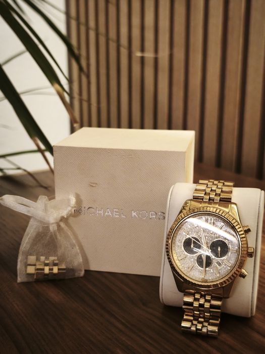 Lote de 4 Relógios Michael Kors (Smartwatches + Analógico)