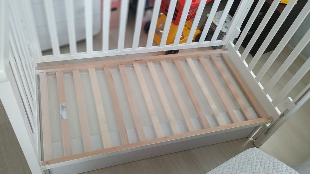 Кроватка детская с матрасом.