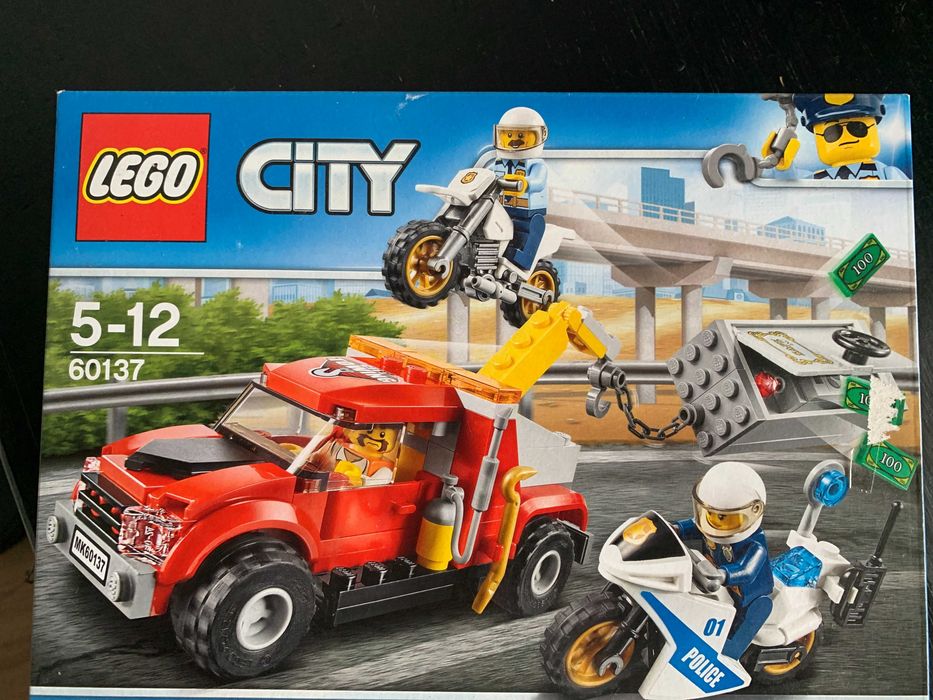 LEGO City Police : 60137 : Camião Reboque em Dificuldades