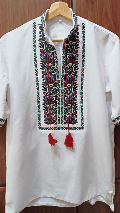 Вишиванки пара, жіноча 48 і чоловіча 40.