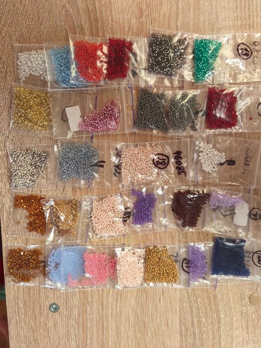 Високоякісний бісер різні кольори  92 г