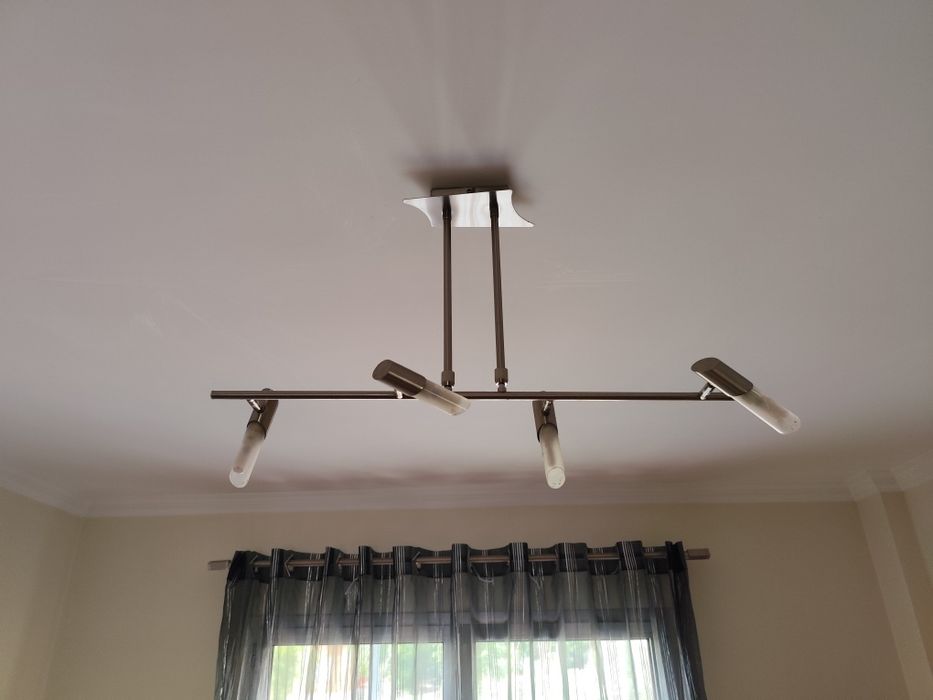 Candeeiro de tecto e mesa de cabeceira