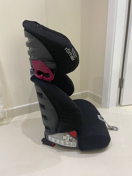 A cadeira auto da imagem é o modelo Britax Römer Discovery SL, pertencente ao grupo 2/3, concebida para crianças dos 15 aos 36 kg