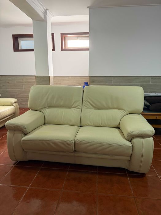 Sofás em pele. Muito confortáveis.